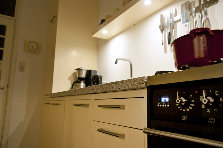Foto van de verlichting in een handgemaakte keuken met aanrecht van terrazzo.