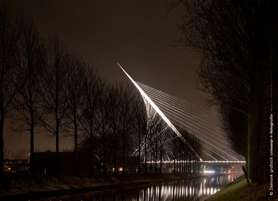 Foto van de verlichting van een van de bruggen van Calatrava, in de Haarlemmermeer.