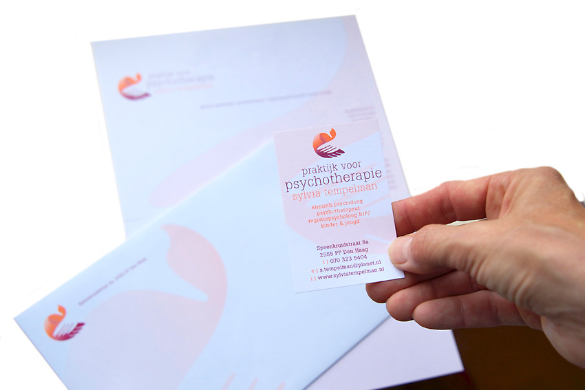 Foto van visitekaartje, briefpapier en envelop voor Praktijk voor psychotherapie Sylvia Tempelman.