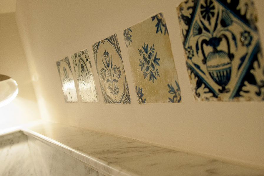 Oude tegels verwerkt in moderne badkamer in een monumentaal verbouwd herenhuis aan de Javastraat in Den Haag. Fotoreporatge voor Aannemersbedrijf A. Stam en Zn. van diverse fasen tijdens de verbouwing van het pand.