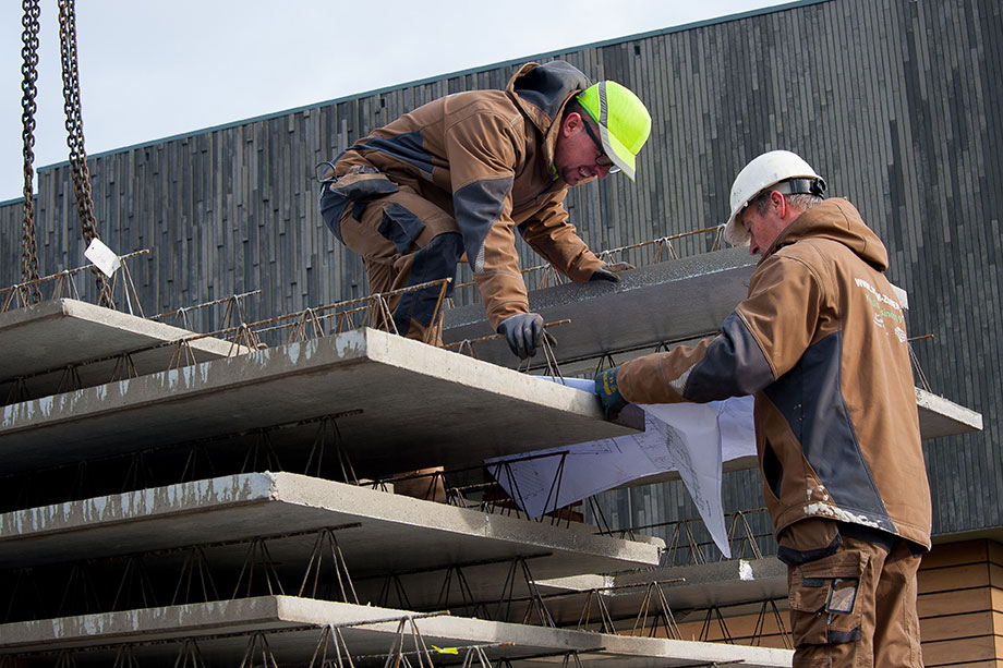 Checken van betonnen plafondplaten voor nieuwbouwproject. Fotoreportage voor Aannemersbedrijf A. Stam en Zn