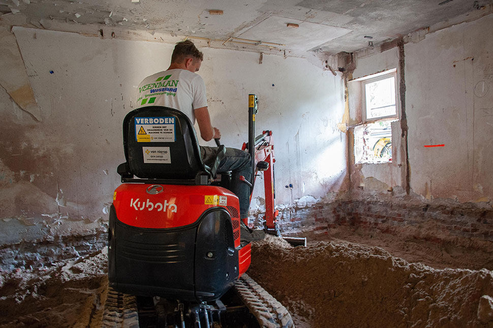 Sloopwerkzaamheden tijdens renovatie van monumentale villa in Scheveningen. Fotoreportage voor Aannemersbedrijf A. Stam en Zn.
