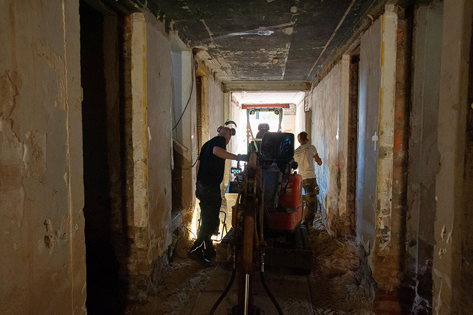 Sloopwerkzaamheden in de kelder tijdens renovatie van monumentale villa in Scheveningen. Fotoreportage voor Aannemersbedrijf A. Stam en Zn.
