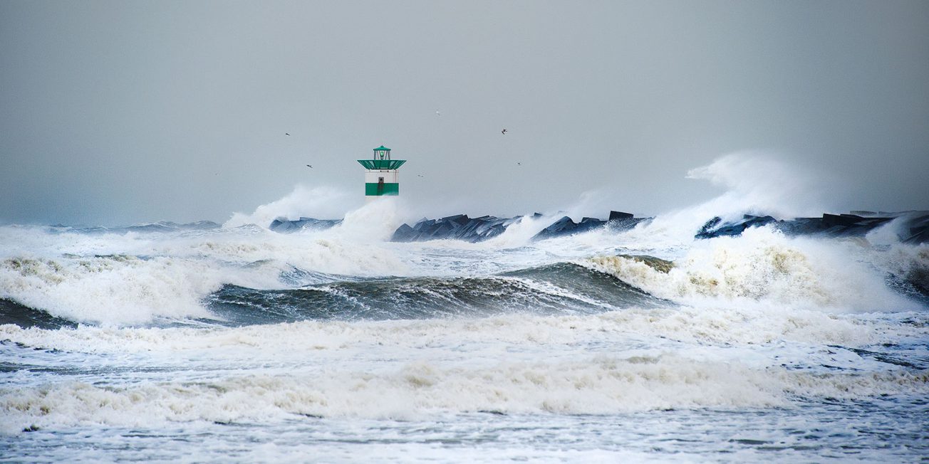 Foto van het Havenhoofd in Scheveningen bij windkracht 11