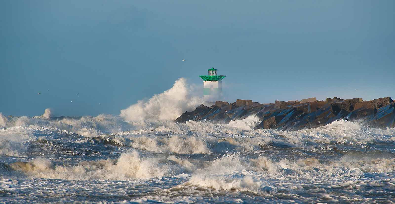 Golven beuken op het Havenhoofd van Scheveningen, tijdens een flinke storm.