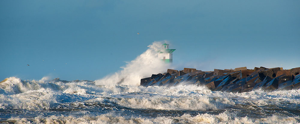 Golven beuken op het Havenhoofd van Scheveningen, tijdens een flinke storm.
